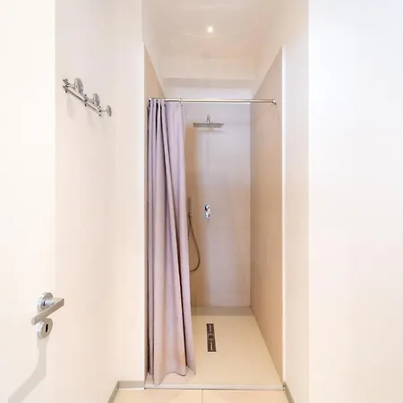 Exclusive 2 Bedroom Center Apartment *
